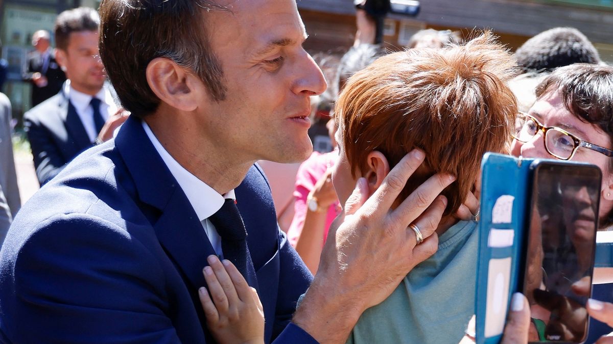 Ve Francii skončily volby, výsledek bude těsný